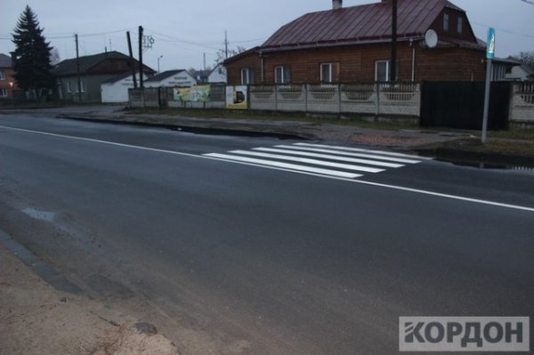 Півзебри: пішохідну розмітку на Волині намалювали до середини дороги