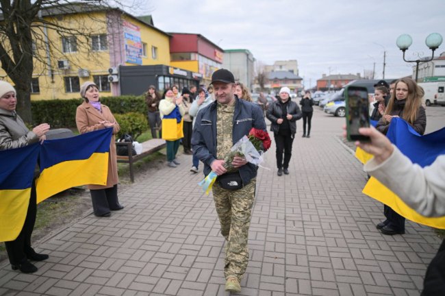 На Волині зустріли звільненого з російського полону 47-річного воїна Василя Луцика
