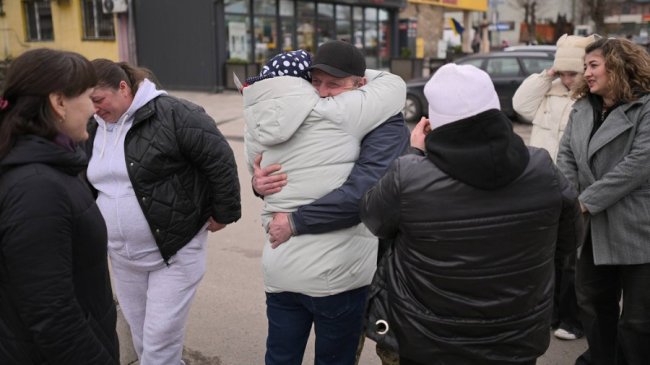 На Волині зустріли звільненого з російського полону 47-річного воїна Василя Луцика