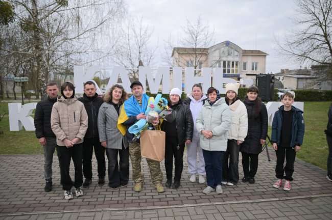 На Волині зустріли звільненого з російського полону 47-річного воїна Василя Луцика
