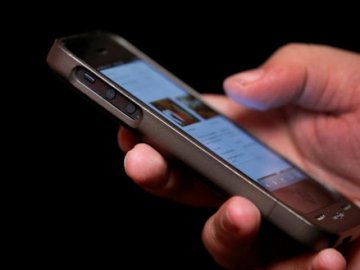 «Треба терміново подзвонити»: шахрай видурив у волинянки телефон 