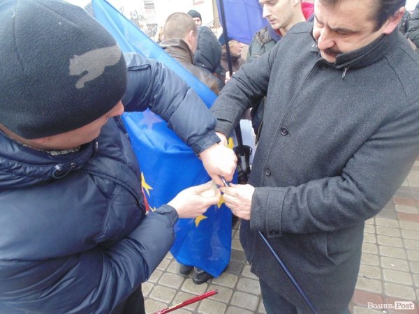 Активісти ладнають євросимволіку