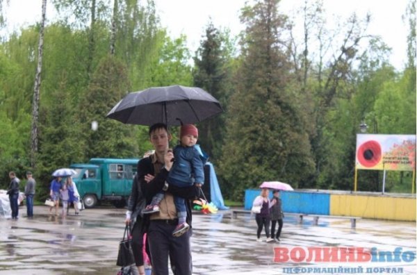 У Луцьку дощ зірвав святковий концерт. ФОТО