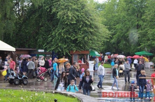 У Луцьку дощ зірвав святковий концерт. ФОТО