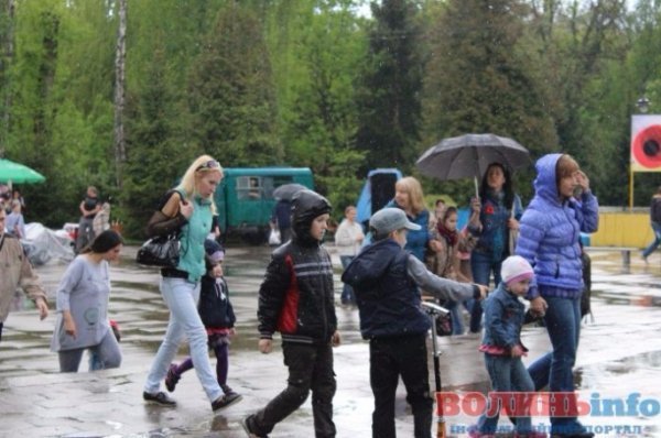 У Луцьку дощ зірвав святковий концерт. ФОТО