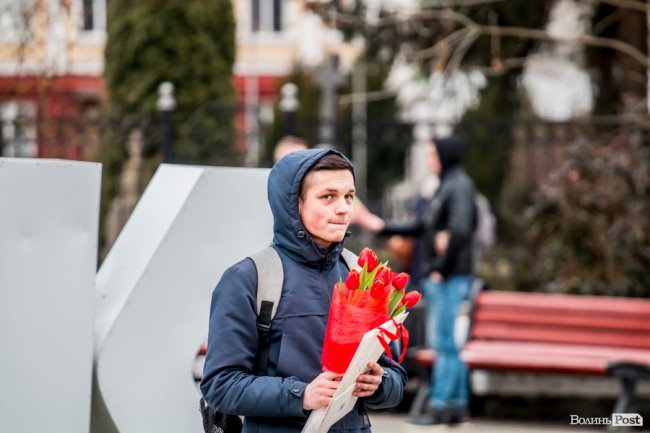 За день до свята: Луцьк накрила тюльпанова лихоманка. ФОТО