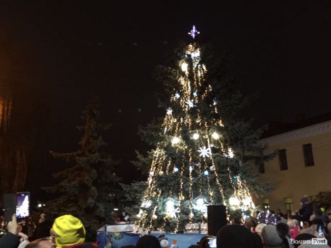 У Ковелі засвітили вогні головної ялинки міста. ФОТО