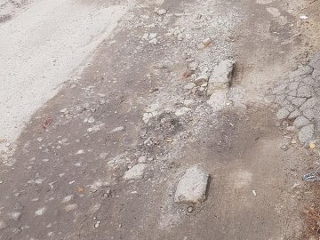 «То є руїна»: у Луцьку просять навести лад на одній із вулиць. ФОТО