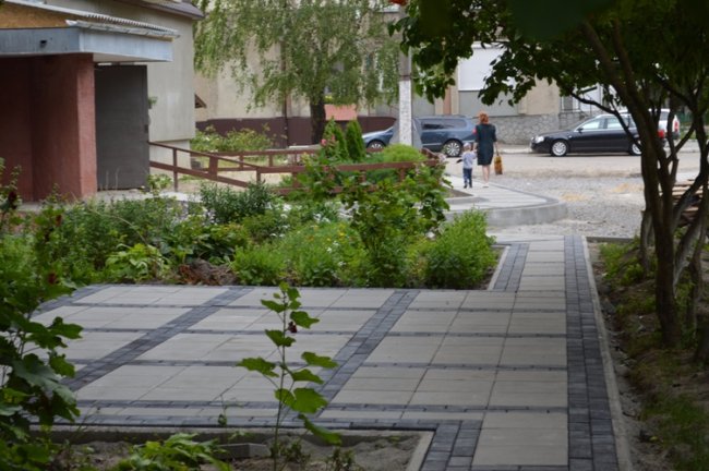 Показали, як у Ковелі ремонтують двори