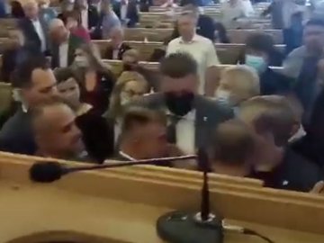 Депутати Рівненської облради влаштували масову бійку. ВІДЕО