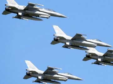 Перші F-16 з'являться в українському небі орієнтовно у червні цього року