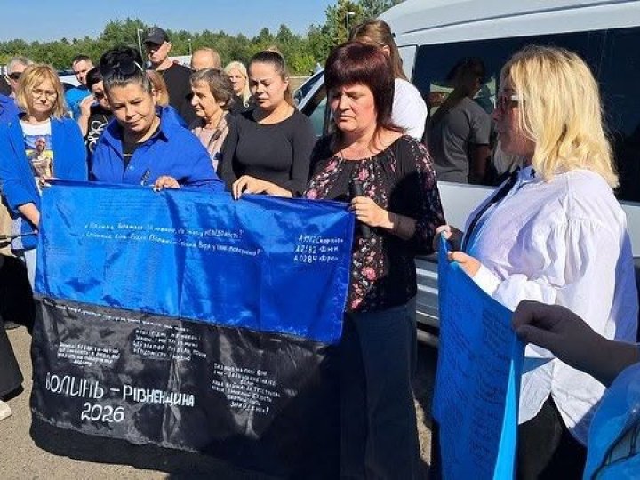 Прапор з іменами полонених та зниклих воїнів передали у музей на Волині