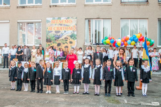 Квіти, вітання та усміхнені першачки: у луцькій школі №9 пролунав перший дзвоник. ФОТО
