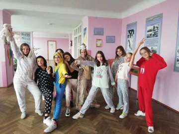 На Волині учні прийшли до школи в піжамах. ФОТО