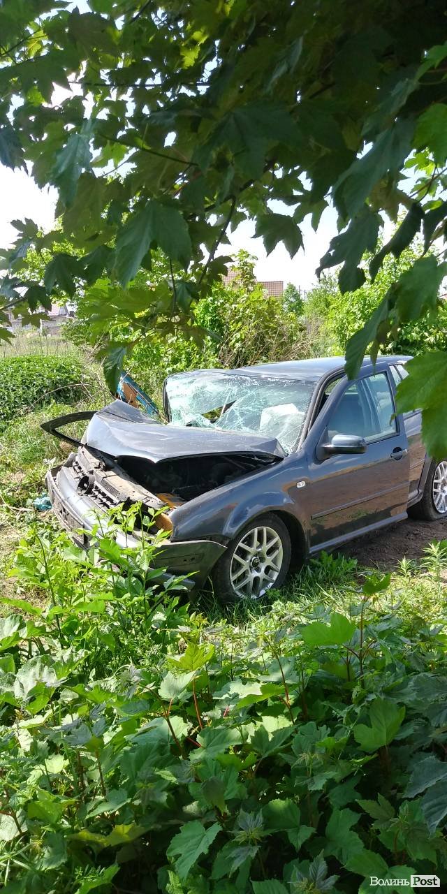 У селі під Луцьком через аварію авто злетіло з дороги. ФОТО. ОНОВЛЕНО