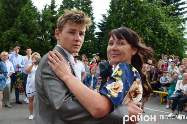 Розкішні сукні і танець батьків під російську «попсу»: випускний у школі на Волині. ВІДЕО. ФОТО