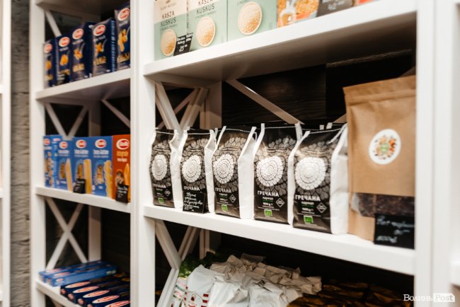 Час небанальних і красивих подарунків: де у Луцьку купити набори із корисних смаколиків*