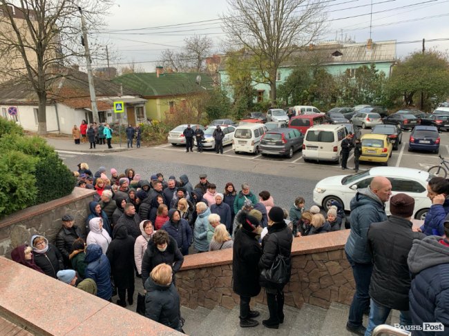 Під Луцькрадою знову мітингують базарники. ФОТО