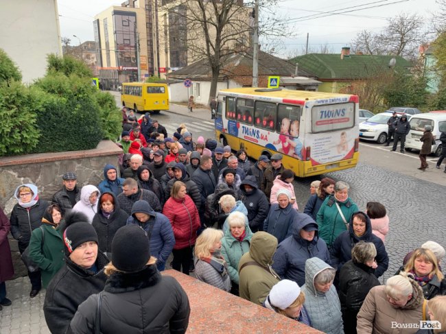 Під Луцькрадою знову мітингують базарники. ФОТО