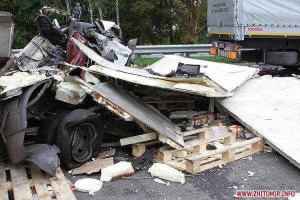 Зіткнення чотирьох фур на Житомирщині. ФОТО. ВІДЕО