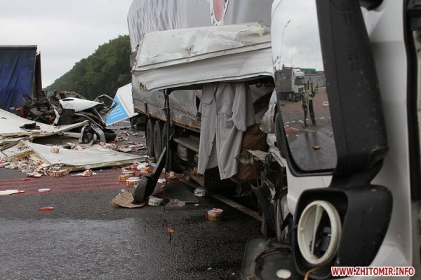 Зіткнення чотирьох фур на Житомирщині. ФОТО. ВІДЕО