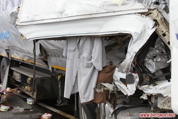 Зіткнення чотирьох фур на Житомирщині. ФОТО. ВІДЕО