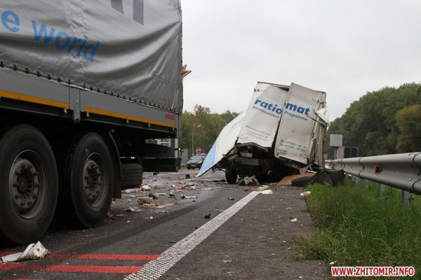 Зіткнення чотирьох фур на Житомирщині. ФОТО. ВІДЕО