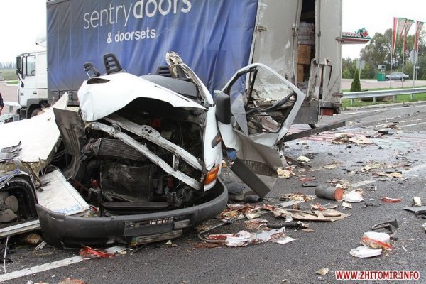 Зіткнення чотирьох фур на Житомирщині. ФОТО. ВІДЕО