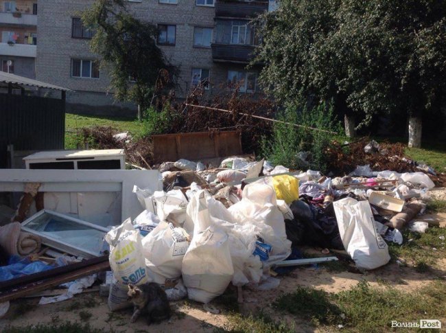 Нікому немає діла: у Луцьку двір перетворюється на сміттєзвалище. ФОТО