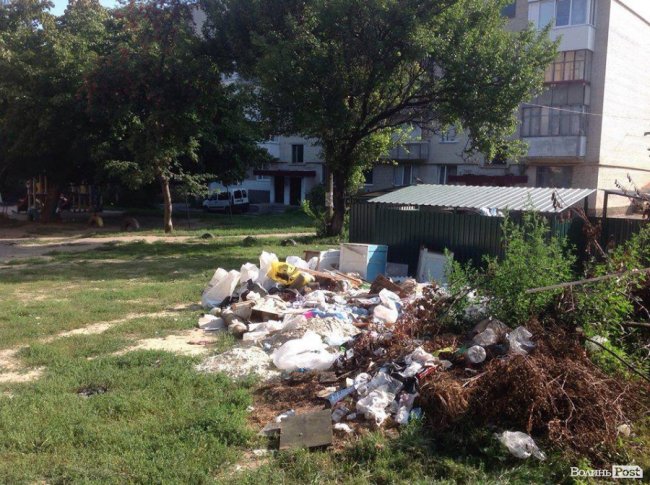 Нікому немає діла: у Луцьку двір перетворюється на сміттєзвалище. ФОТО