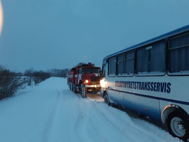 Волинські рятувальники витягли із заметів 2 рейсові автобуси та позашляховик