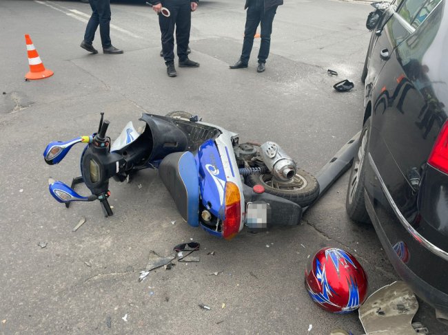 У Луцьку водій мопеда зіткнувся з автівкою: його госпіталізували. ФОТО