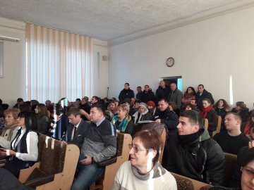 У Ківерцях батьки учнів прийшли в райраду вимагати звільнення скандальної директорки. ФОТО