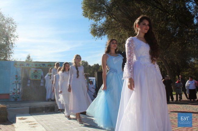 На Волині відбувся показ весільних суконь різних епох. ФОТО