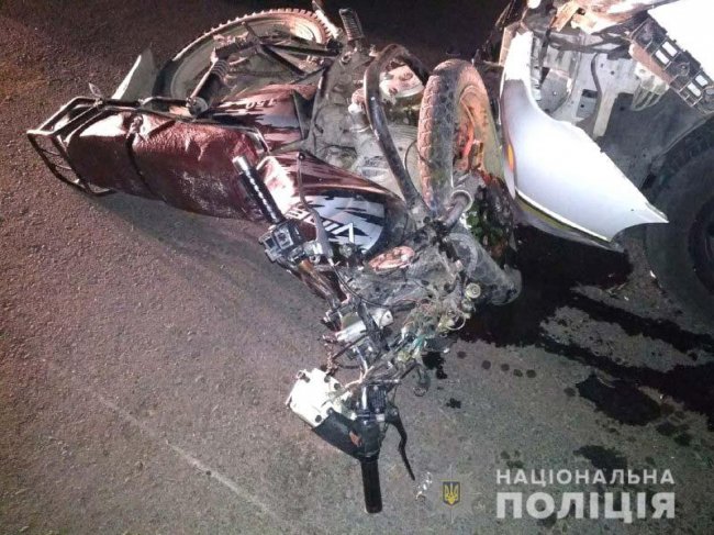 На Рівненщині мотоцикліст врізався у авто поліцейських: травмувалося троє людей
