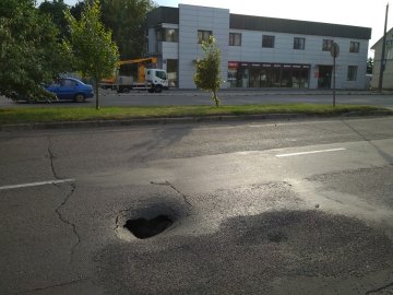 На луцькій вулиці – небезпечна яма. ФОТО