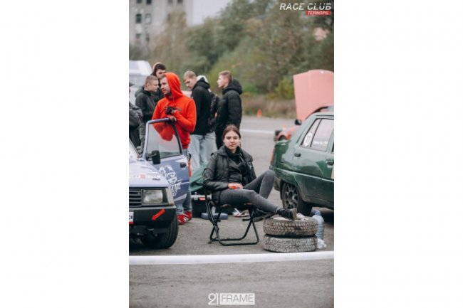 Під Луцьком влаштували екстремальні автогонки. ФОТО 