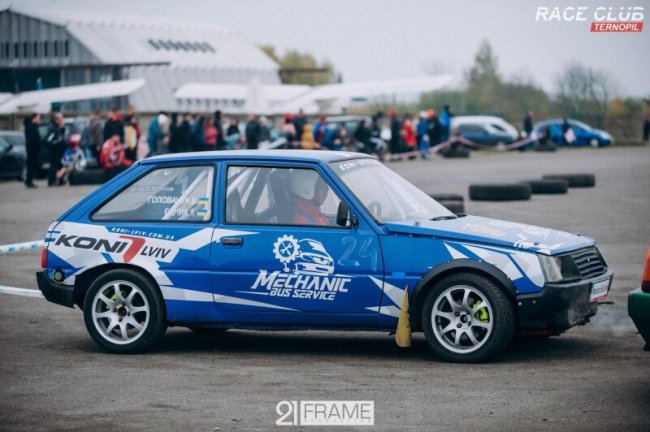 Під Луцьком влаштували екстремальні автогонки. ФОТО 