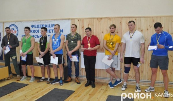 Битва богатирів: на Волині пройшли змагання з гирьового спорту