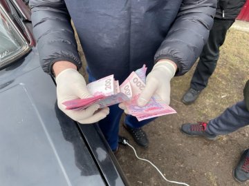 Податківцю з Волині, який «погорів» на хабарі, повідомили про підозру