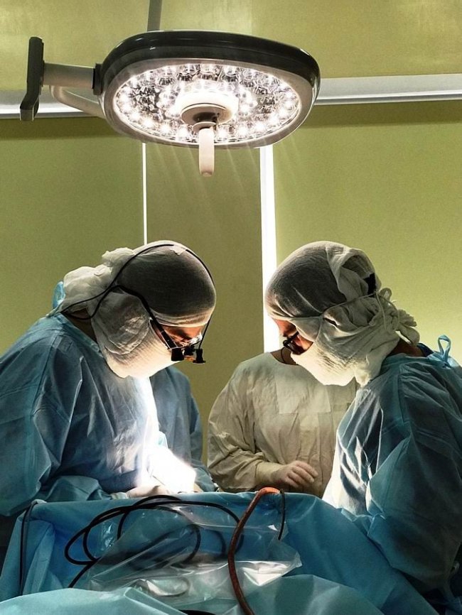 У волинській лікарні американський нейрохірург провів дітям 5 складних операцій