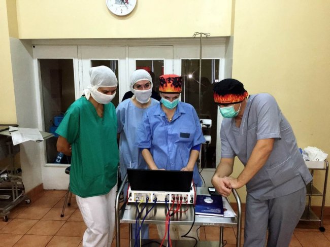 У волинській лікарні американський нейрохірург провів дітям 5 складних операцій