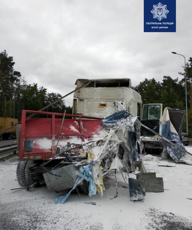 Під Києвом – масштабне зіткнення двох фур і буса. ФОТО