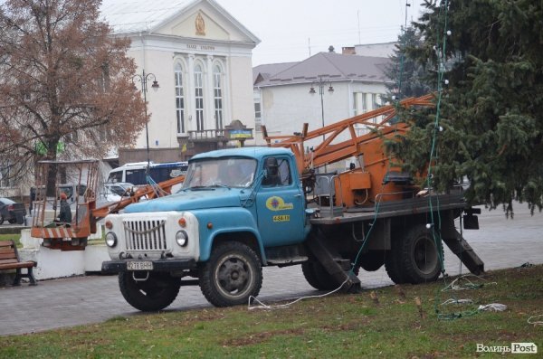 Почали прикрашати головну ялинку Луцька. ФОТО