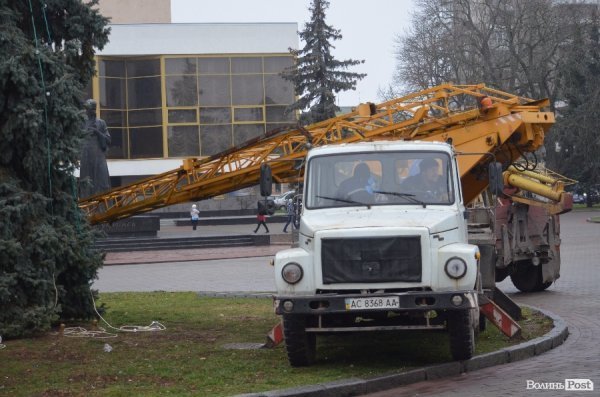 Почали прикрашати головну ялинку Луцька. ФОТО