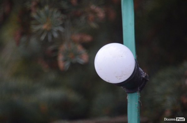 Почали прикрашати головну ялинку Луцька. ФОТО