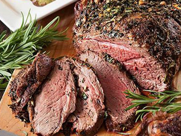 Бочок, шинка, ковбаса: передріздвяні ціни на мʼясну продукцію у Луцьку