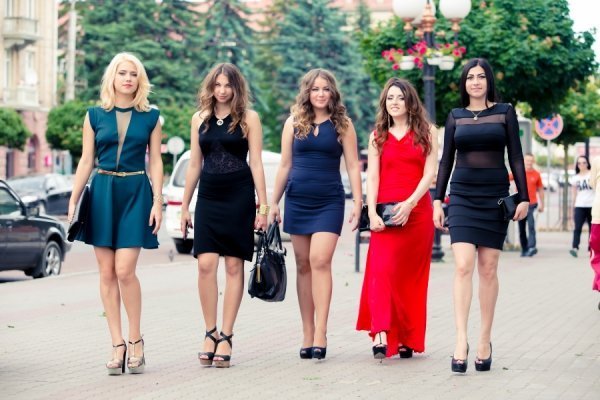 Красуні-журналістки: у Луцьку журфак відгуляв випускний. ФОТО