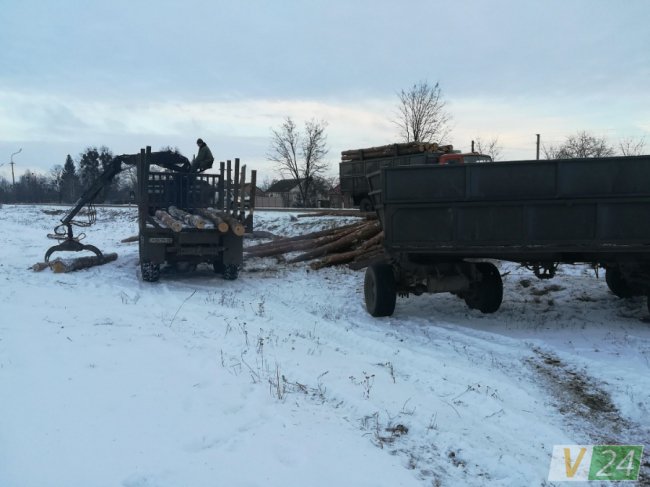 Аварія під Луцьком: перекинувся КамАЗ з колодами. ФОТО