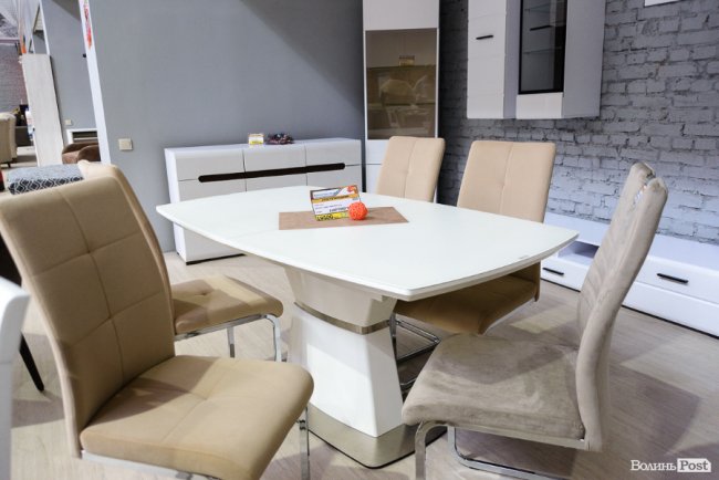 У Новий рік – із новими меблями: у луцькому торговому центрі «Нова Маркет» – знижки на столи і дивани. ФОТО*